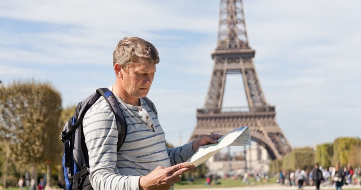hombre-perdido-en-paris-y-buscando-direccion-con-ingles-de-viajes