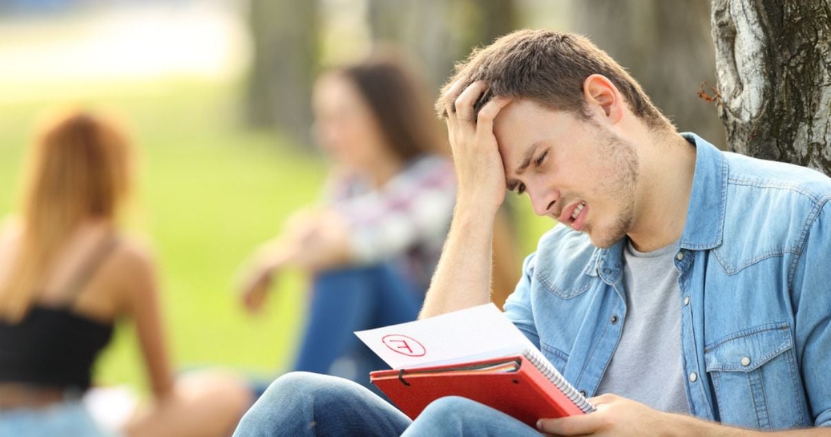 Alumno viendo su nota del examen de condicionales