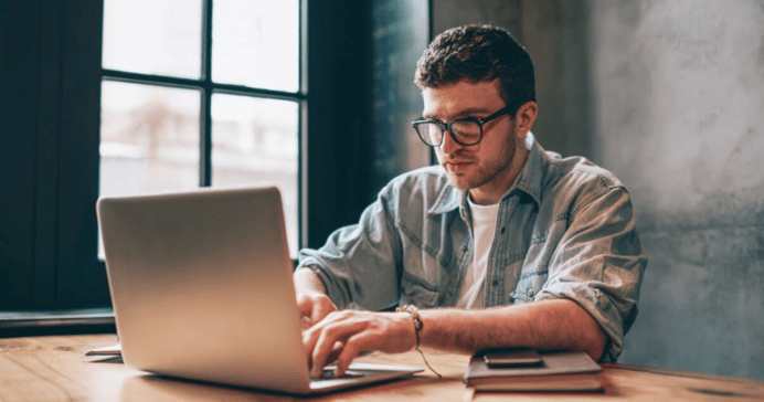 hombre-joven-mirando-laptop-para-aprender-inglés