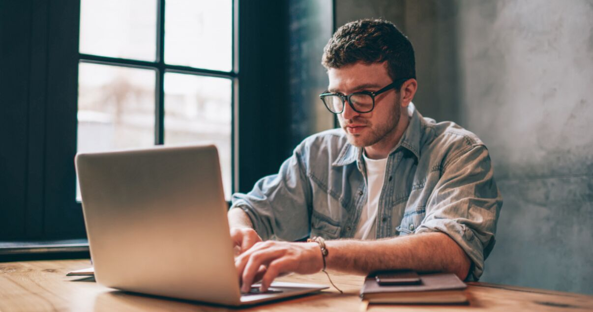 hombre-joven-mirando-laptop-para-aprender-inglés