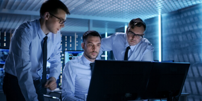 hombres en oficina de trabajo aprendiendo terminos en ingles para profesionales de la tecnología