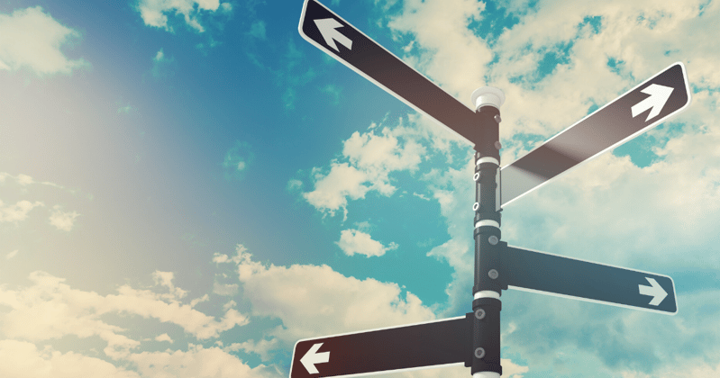 Con una flecha se indica la ubicación de una ciudad para que quienes no entienden vocabulario en inglés se puedan guiar.