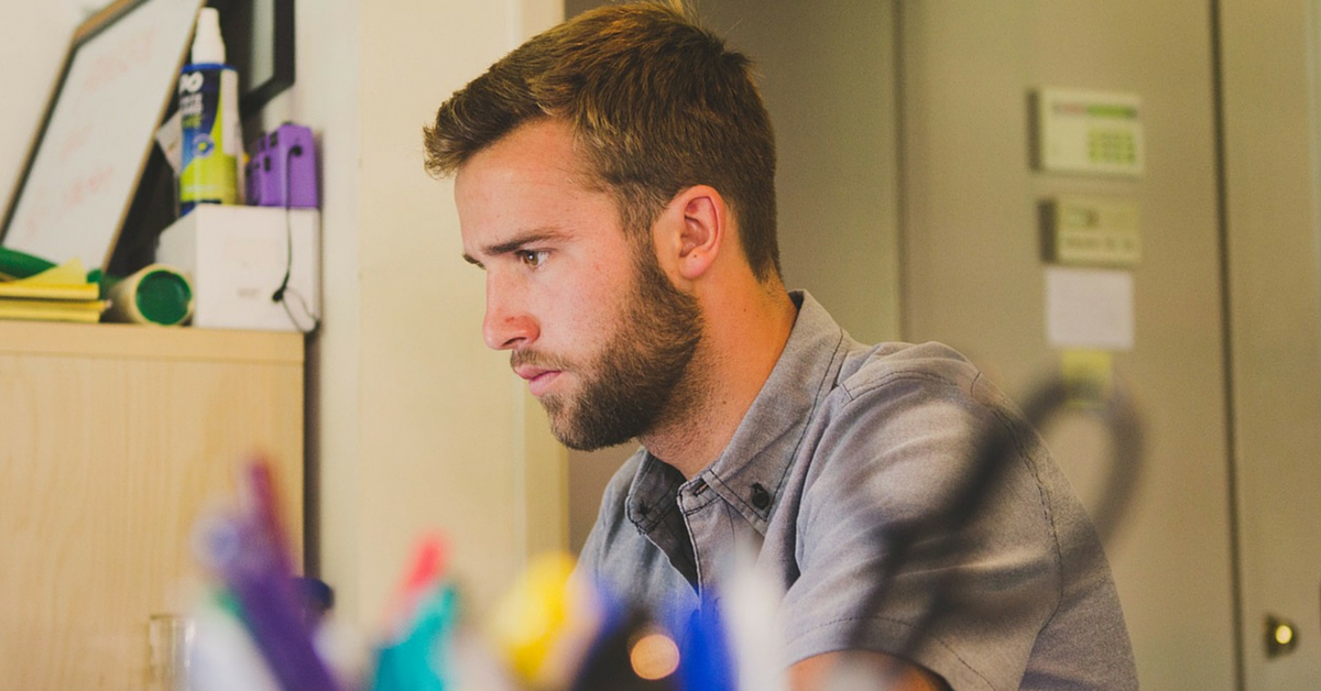 Un hombre concentrado en su curso de inglés intensivo