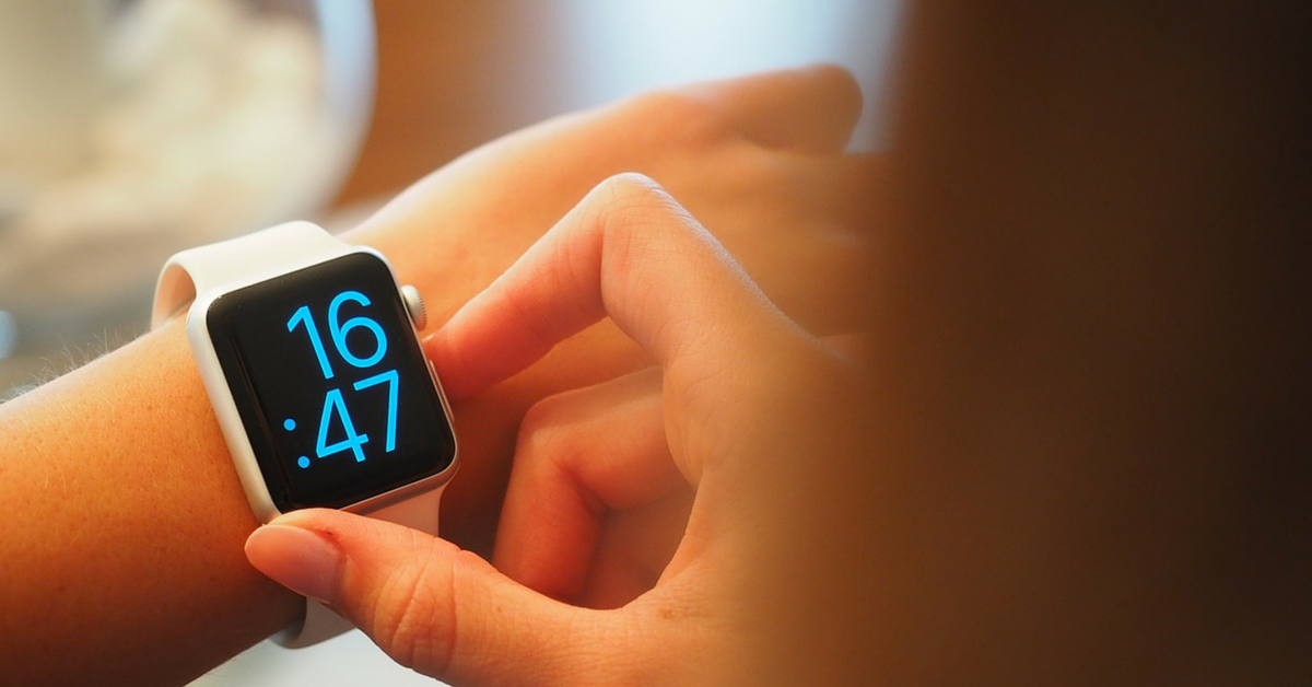 Reloj de muñeca siendo configurado para optimizar el estudio del inglés