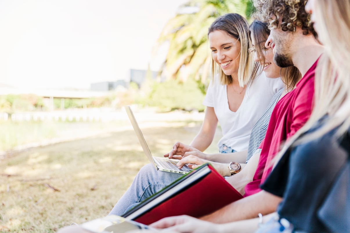 amigos-que-estudian-afuera-computadora-portatil