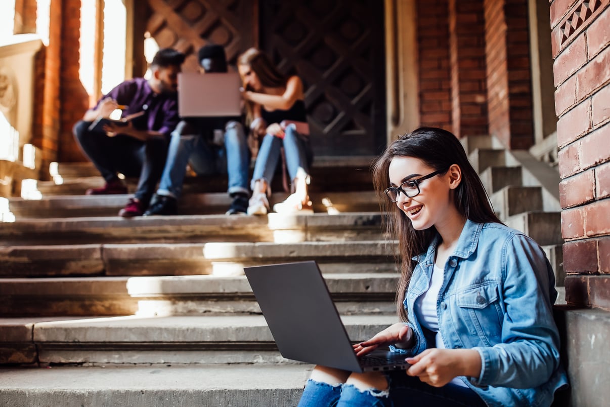 chica-universitaria-que-trabaja-computadora-portatil-despues-lecciones