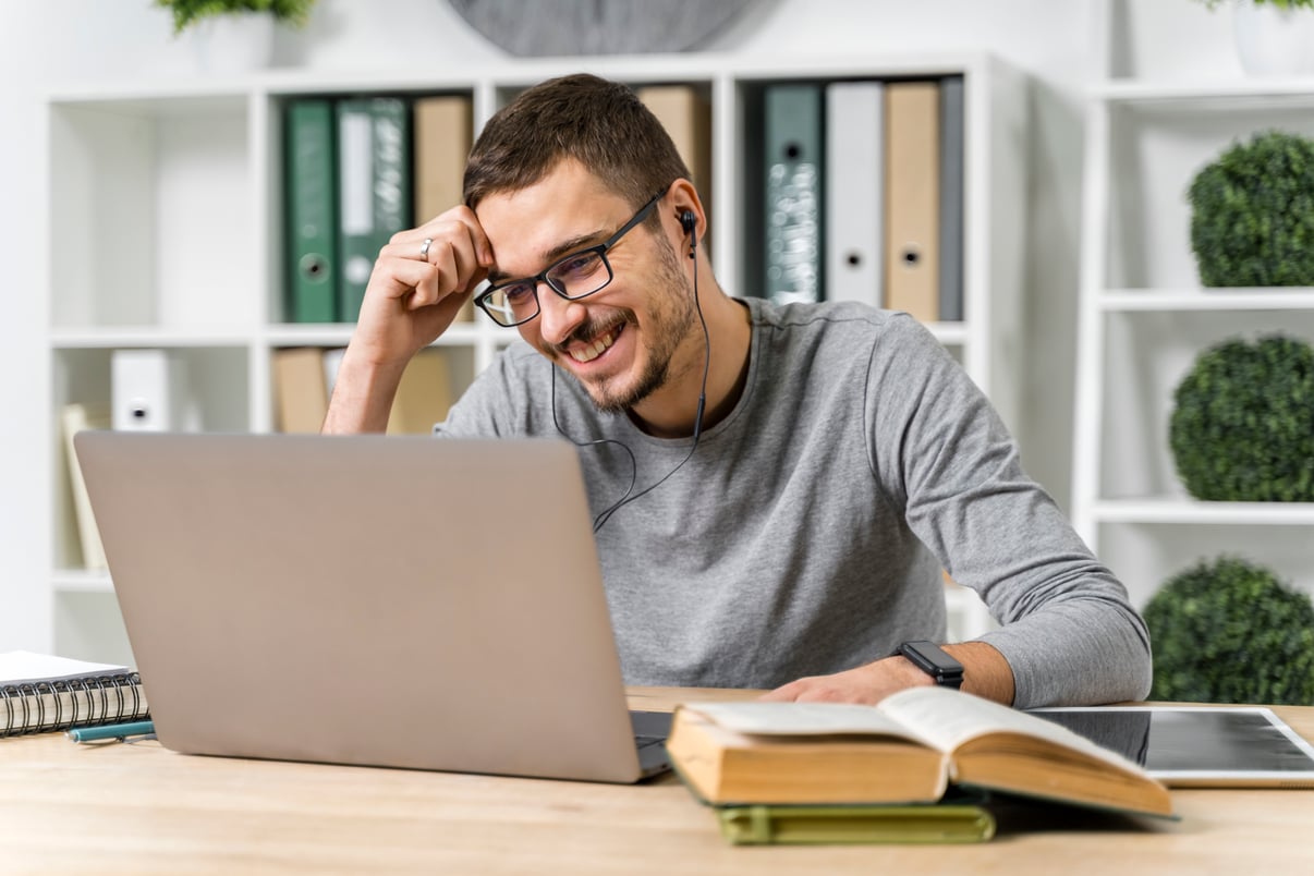 chico-sonriente-tiro-medio-estudiando-su-computadora-portatil
