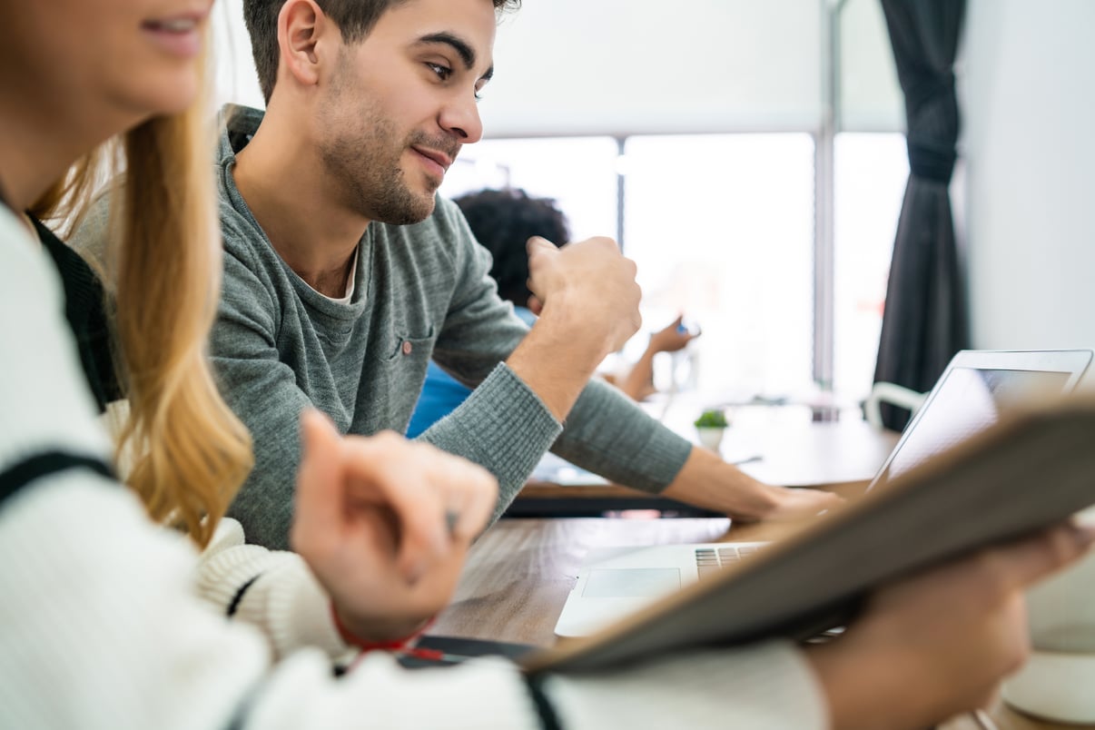 dos-disenadores-creativos-que-trabajan-juntos-proyecto-leen-algo-tableta-digital-comparten-nuevas-ideas-lugar-trabajo-concepto-negocio-trabajo-equipo