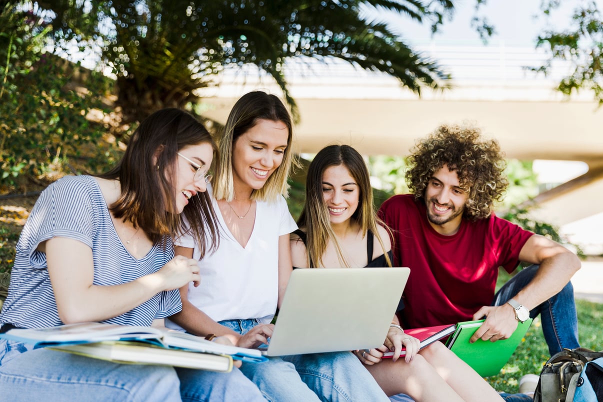 estudiantes-que-usan-computadora-portatil-parque
