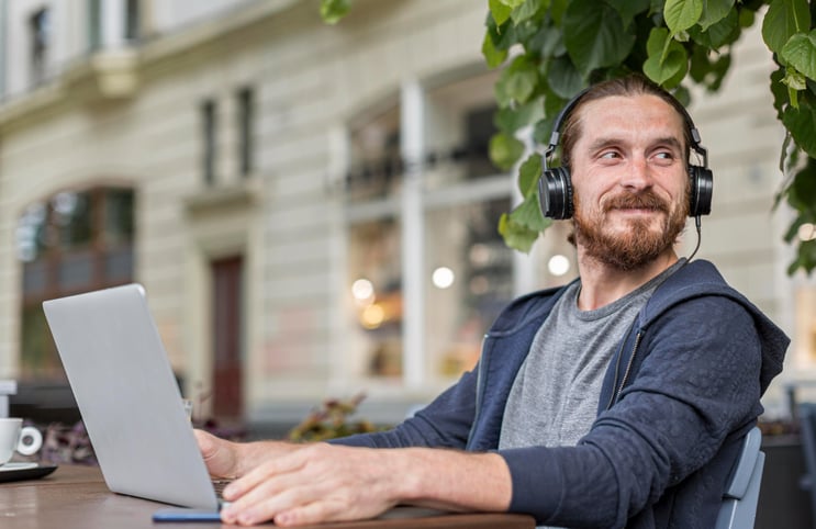 hombre adulto joven aprendiendo inglés online