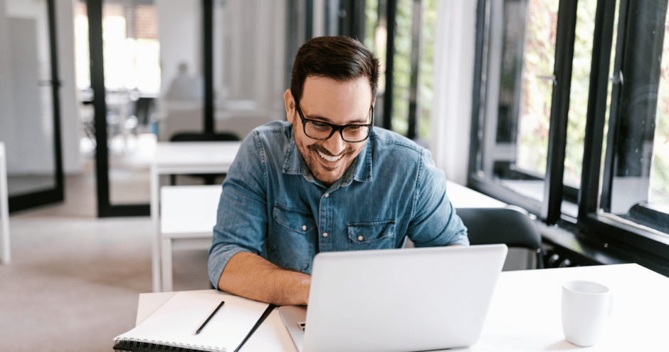 hombre profesional aprendiendo a esribir emails formales en inglés