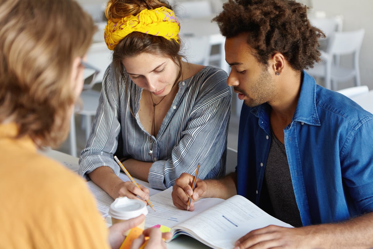 jovenes-empresarios-ambiciosos-que-estudian