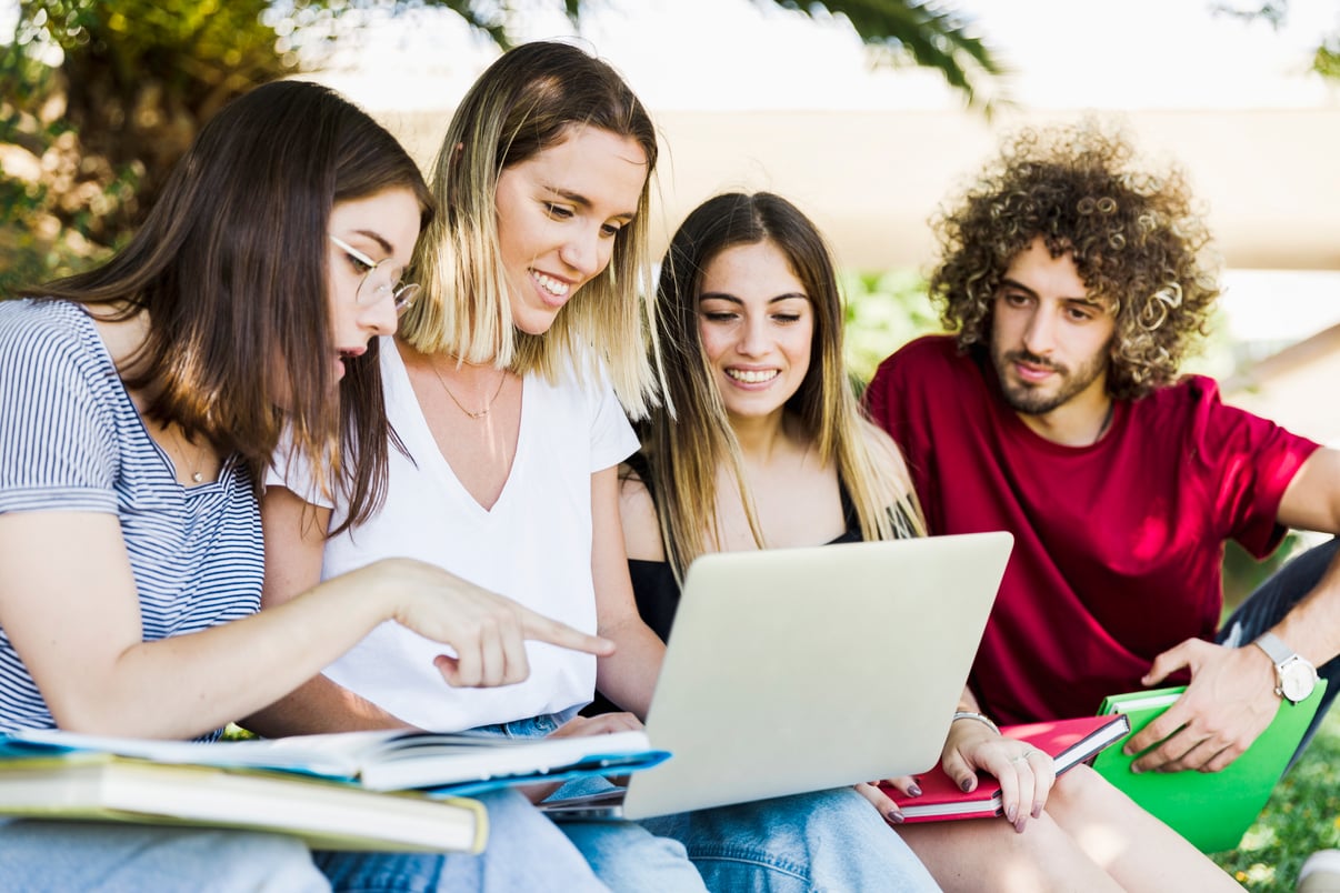 jovenes-usando-computadora-portatil-parque