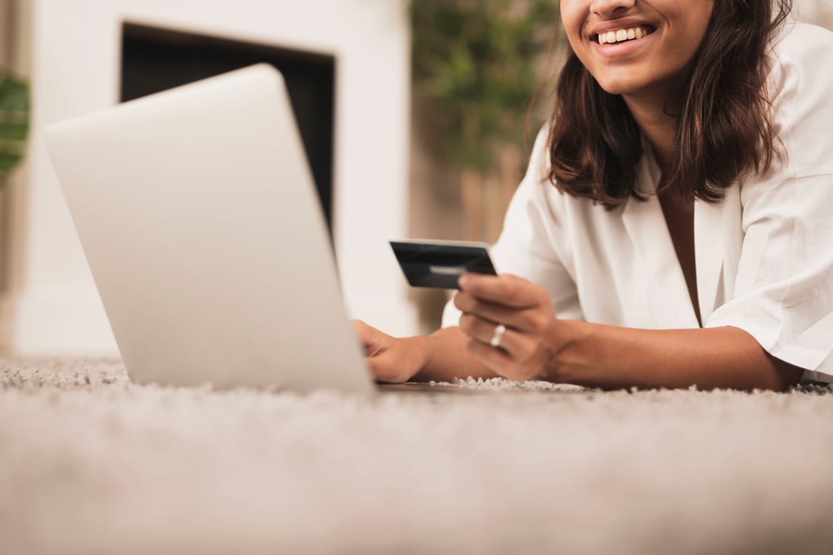 manos-trabajando-computadora-portatil-sosteniendo-tarjeta-piso