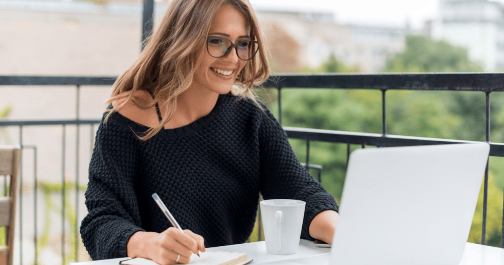 mujer profesional aprendiendo a esribir emails formales en inglés