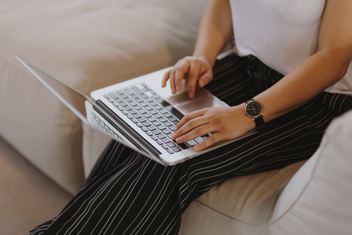 mujer-que-trabaja-ordenador-portatil