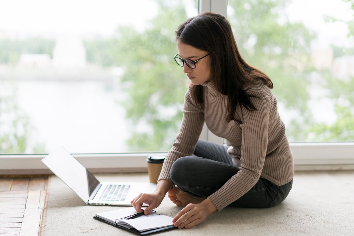 mujer-trabajando-su-computadora-portatil-piso