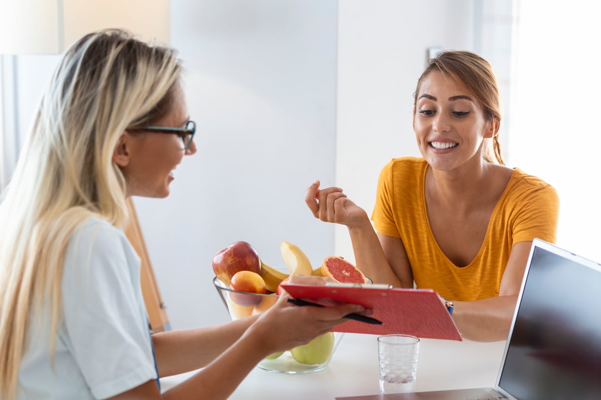 nutricionista-femenina-dando-consulta-al-paciente-elaboracion-plan-dieta-clinica-perdida-peso