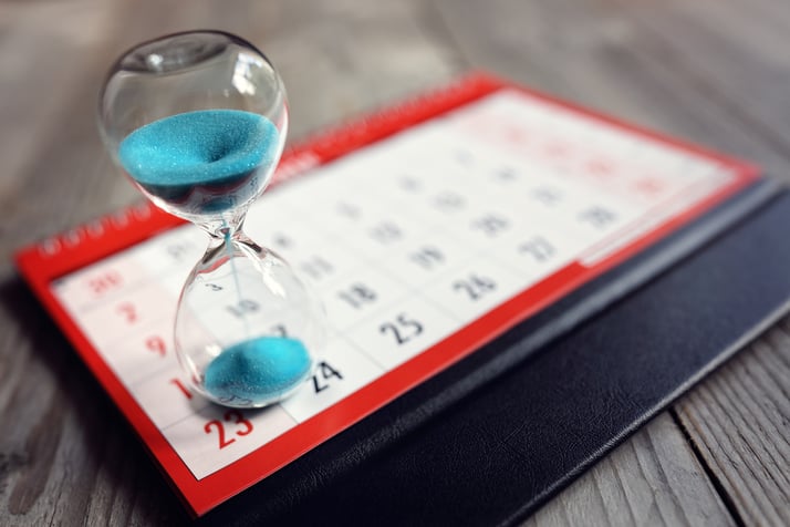 Imagen de un calendario con reloj de arena para aprender a hablar ingles online