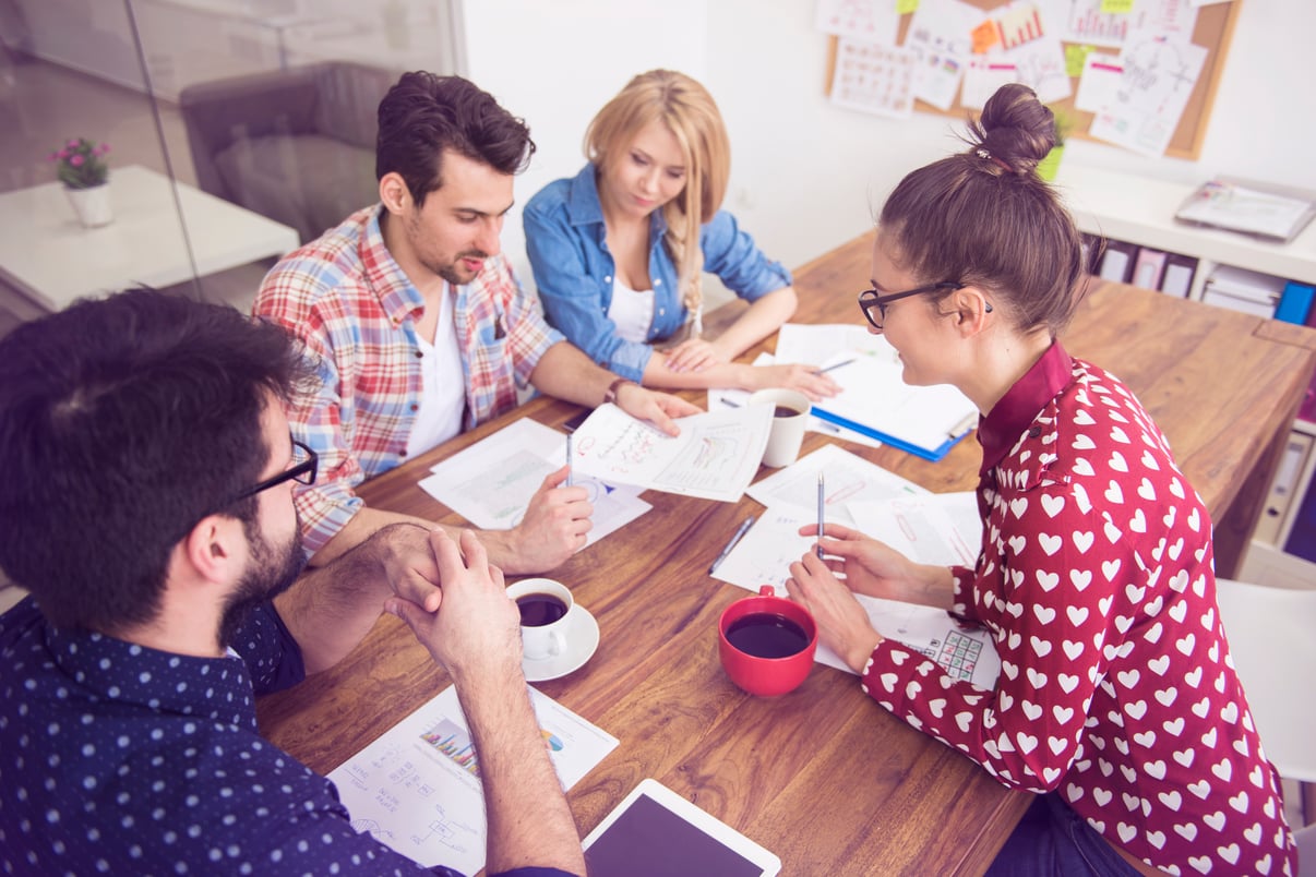 trabajo-equipo-companeros-trabajo-concepto-lluvia-ideas