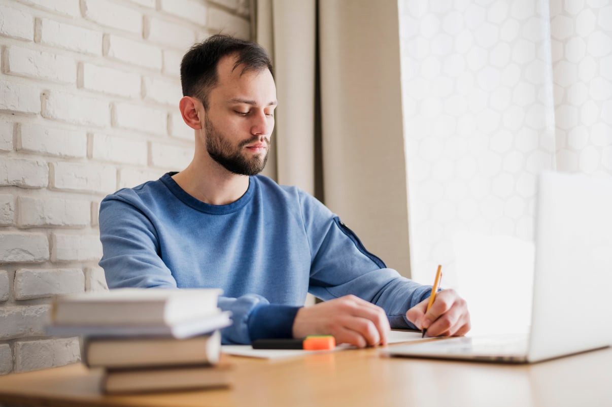 vista-lateral-hombre-escritorio-linea-tutoria