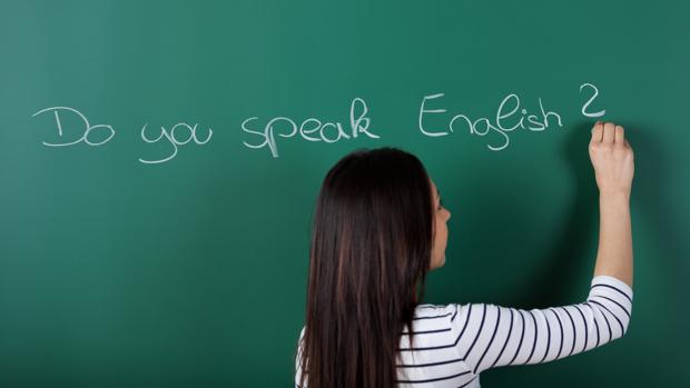 chica escribiendo en ingles