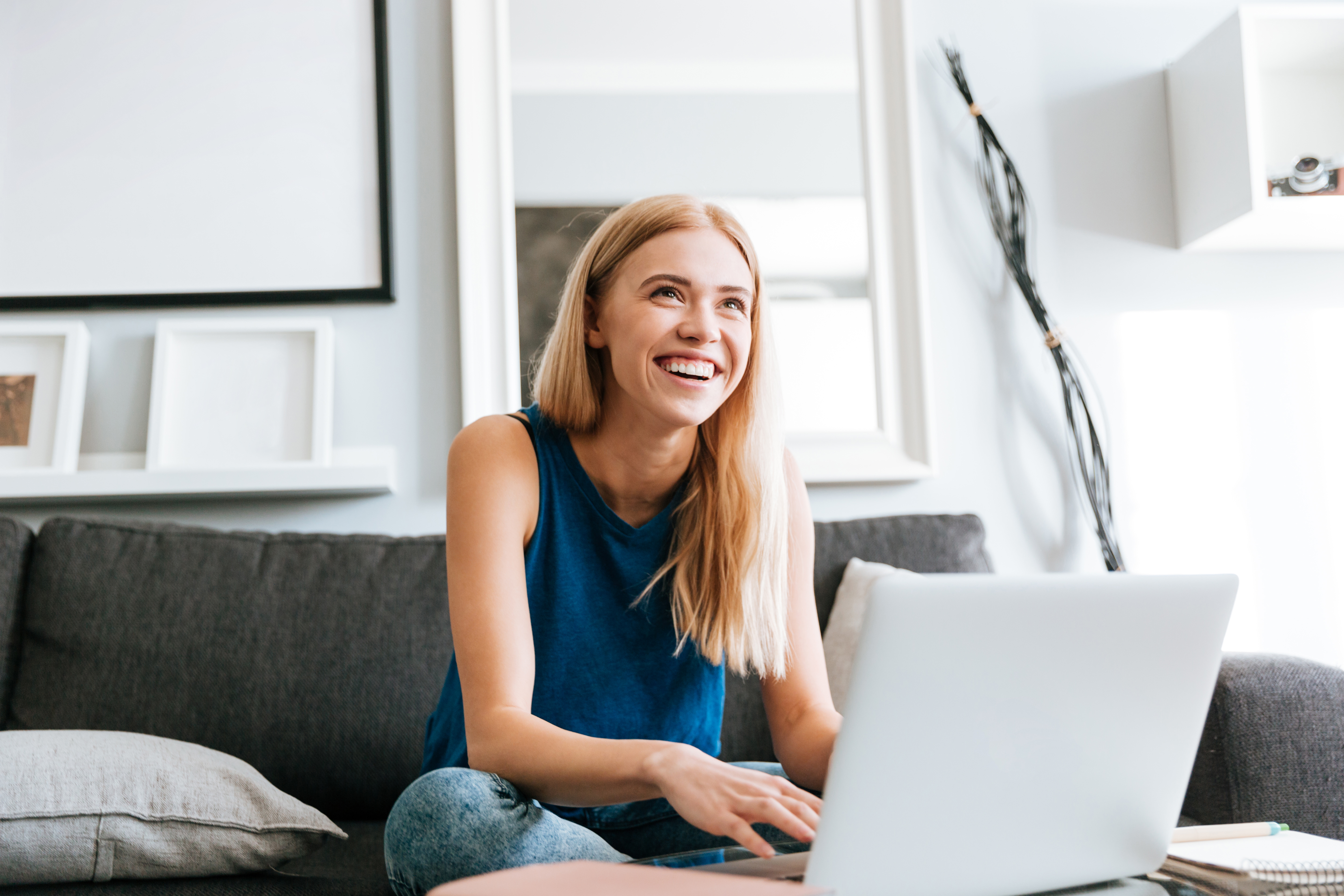 Chica feliz por curso de ingles on line