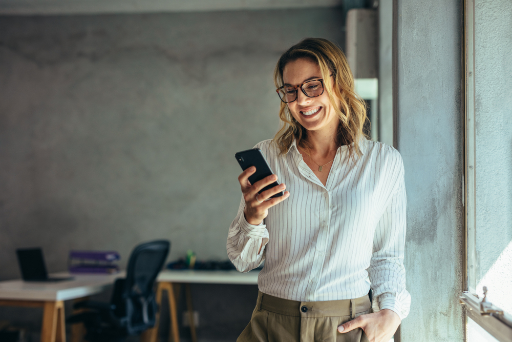 Señora leyendo blog online de como redactar el cv en inglés