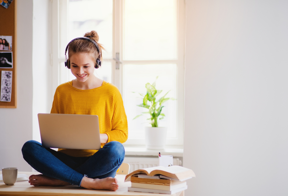 Chica aprendiendo Inglés Online de manera fácil y efectiva